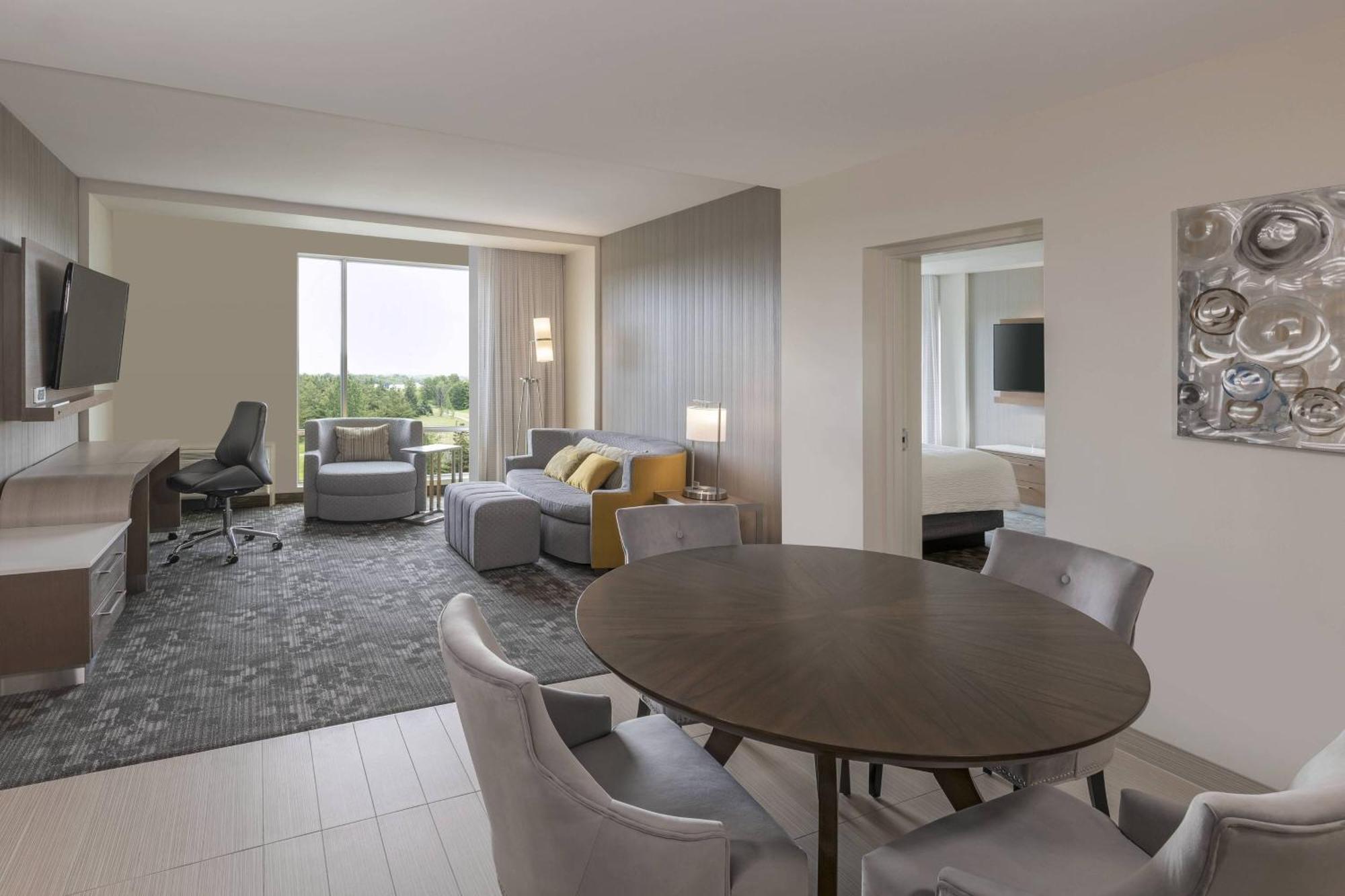 Courtyard By Marriott Burlington-oakville Hotel