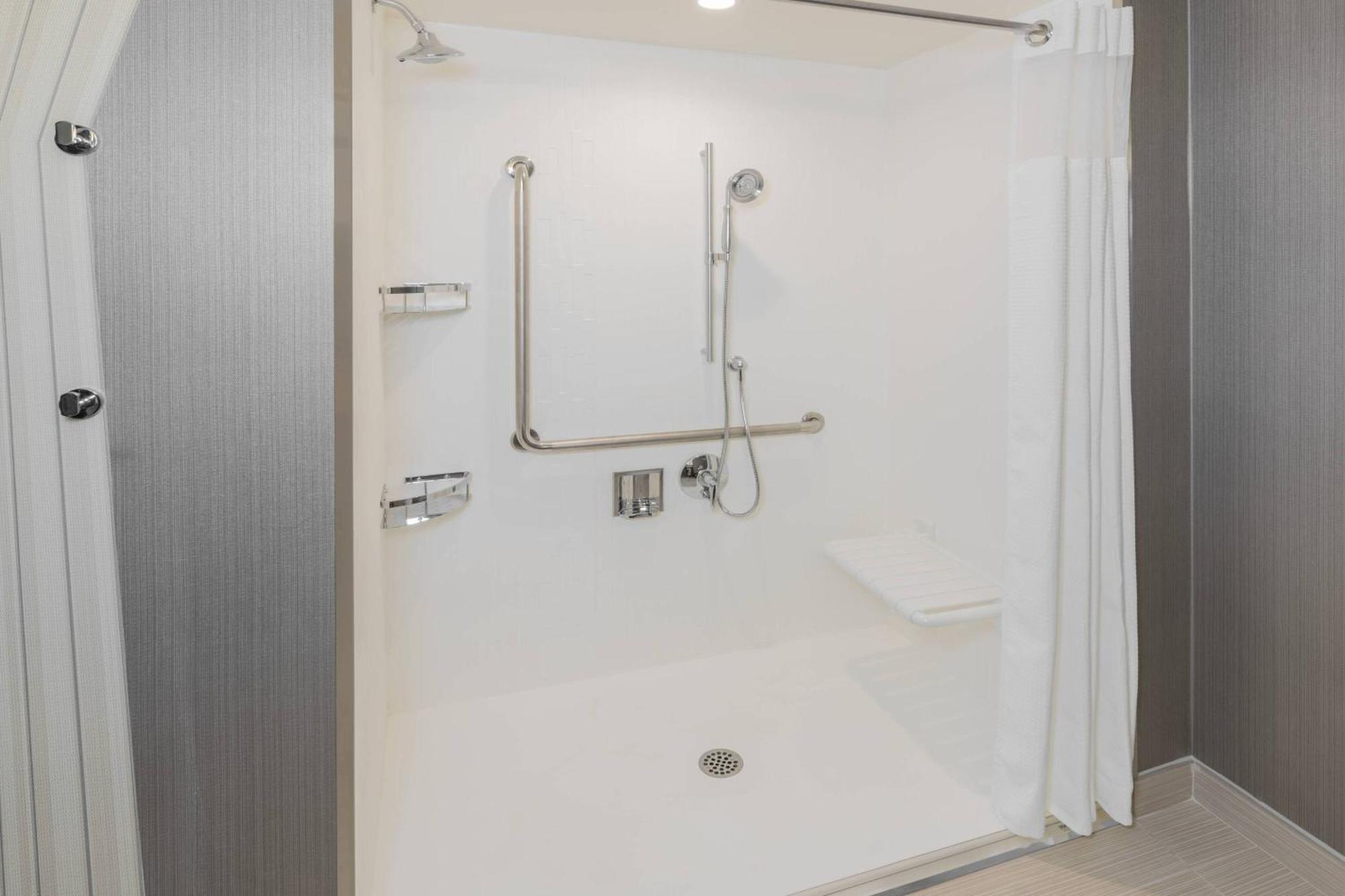 Hotel Courtyard By Marriott Burlington-oakville 3*