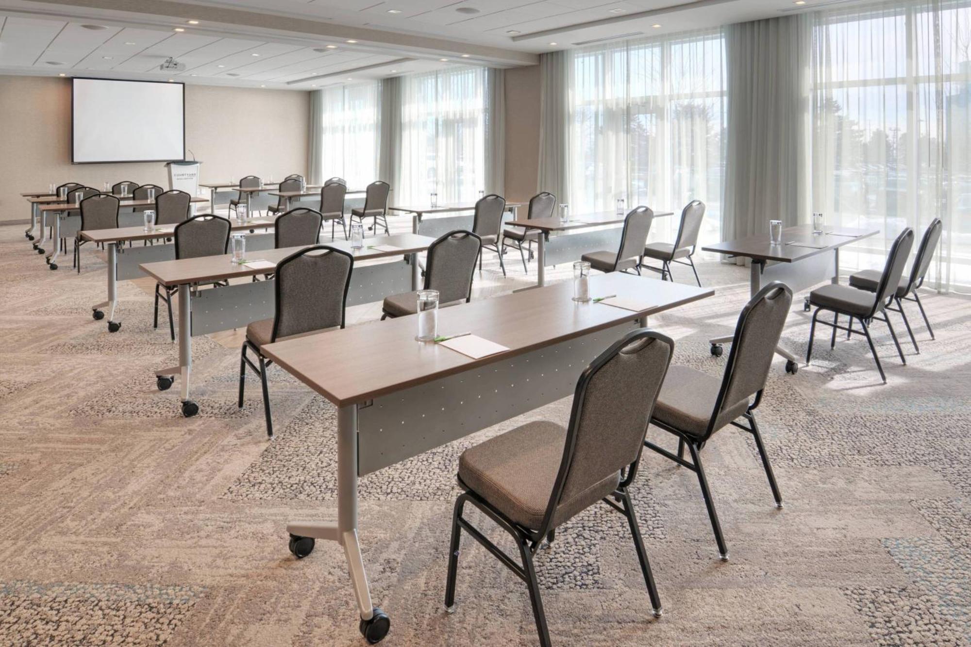 Courtyard By Marriott Burlington-oakville Hotel